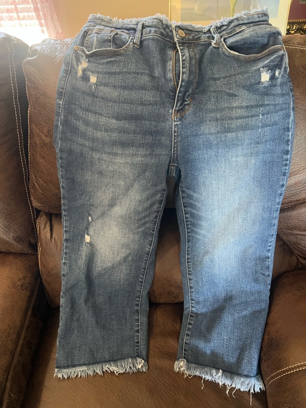 Judy Blue Light-Medium Wash Distressed Cropped Jeans